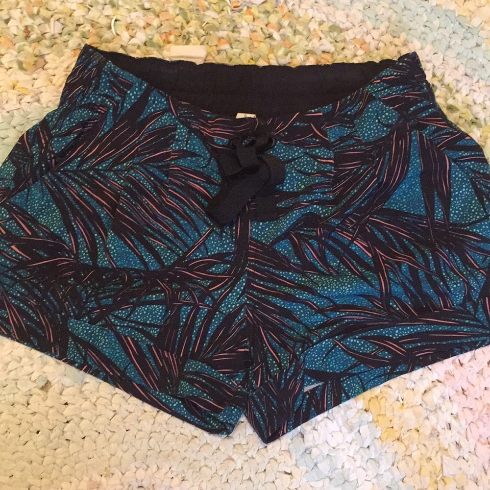 Lululemon Spring Break Away shorts II, size 6.